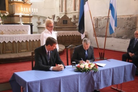 Indrek allkirjastamas